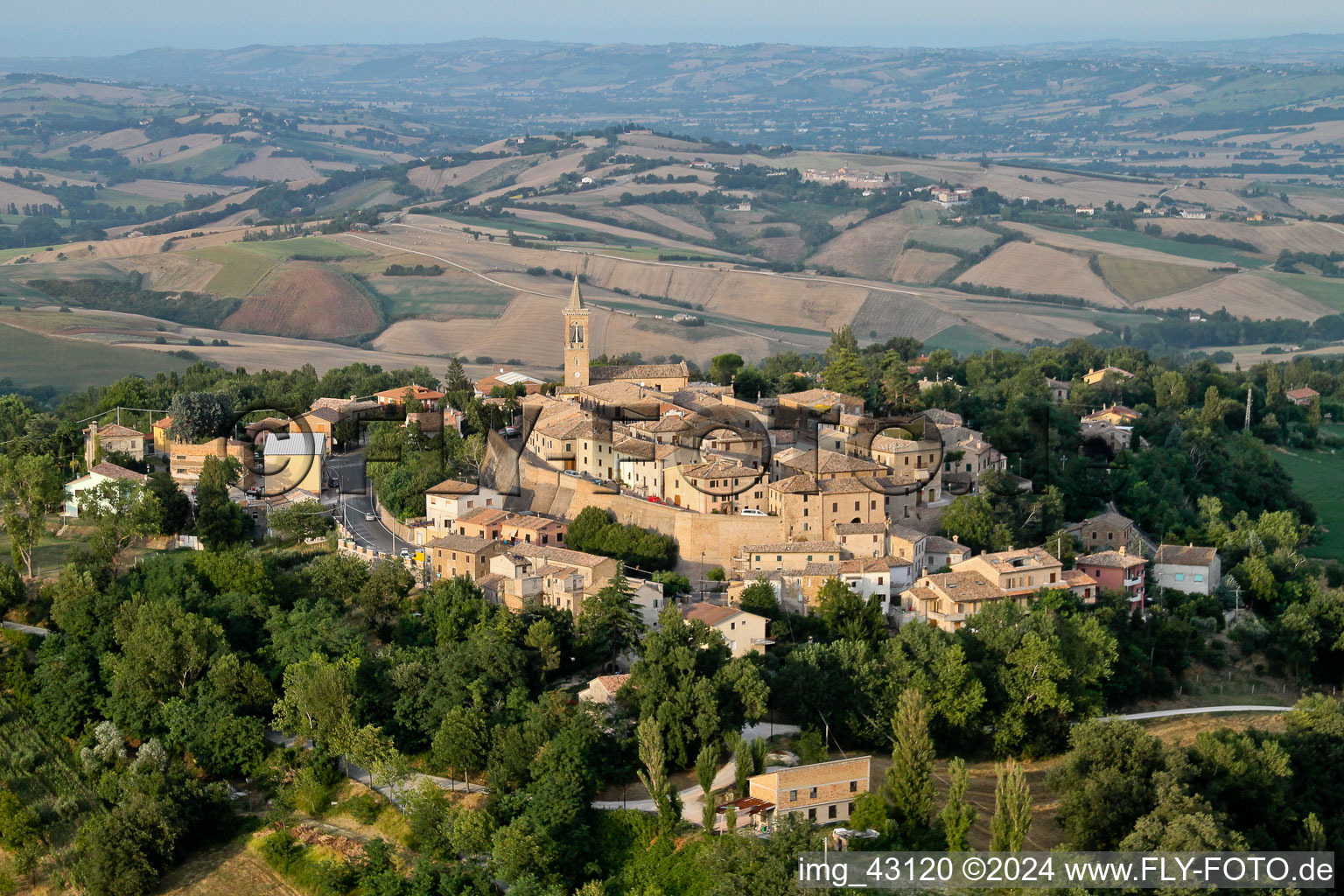 Luftaufnahme von Ortsansicht der Straßen und Häuser von Fratte Rosa in Marche im Bundesland The Marches, Italien