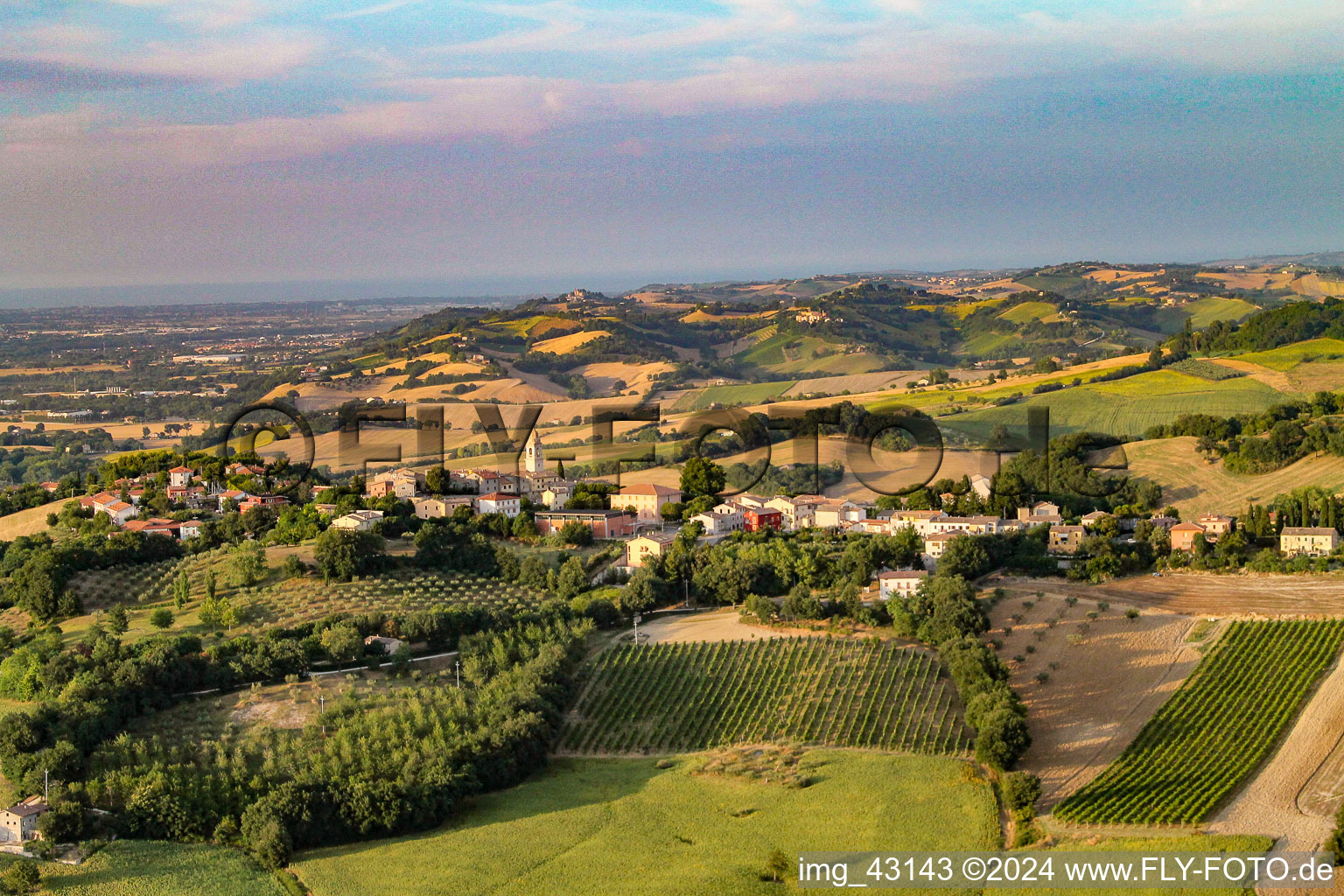 Luftaufnahme von Sant'Ippolito im Bundesland The Marches, Italien