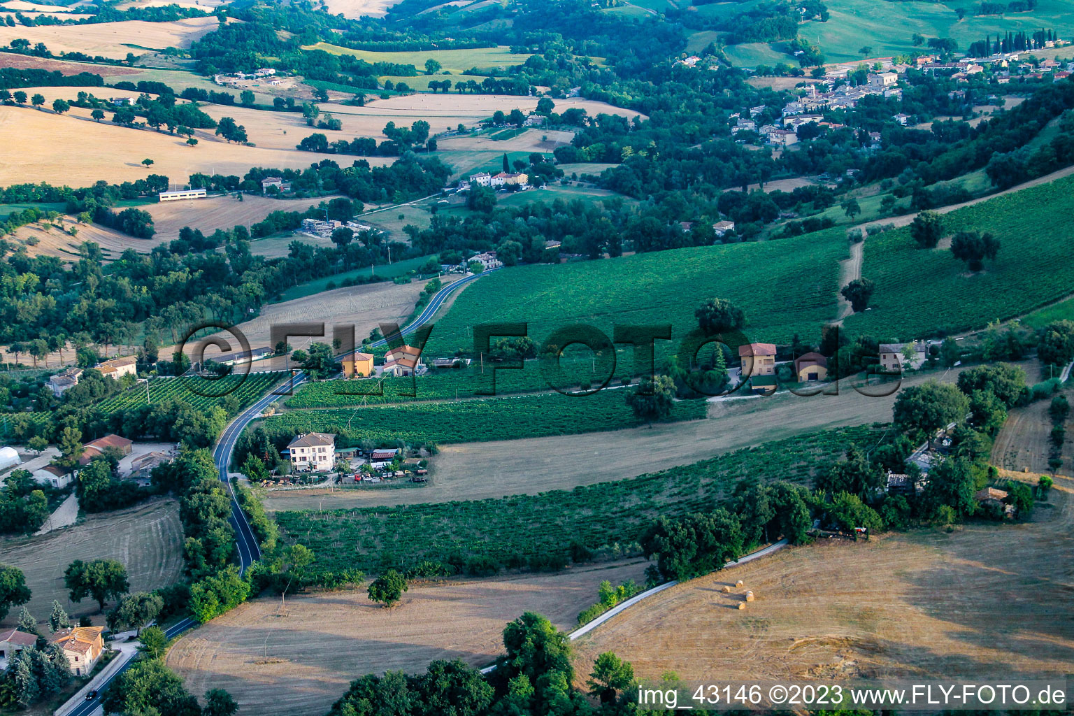 Luftbild von Santa Maria della Valle im Bundesland The Marches, Italien