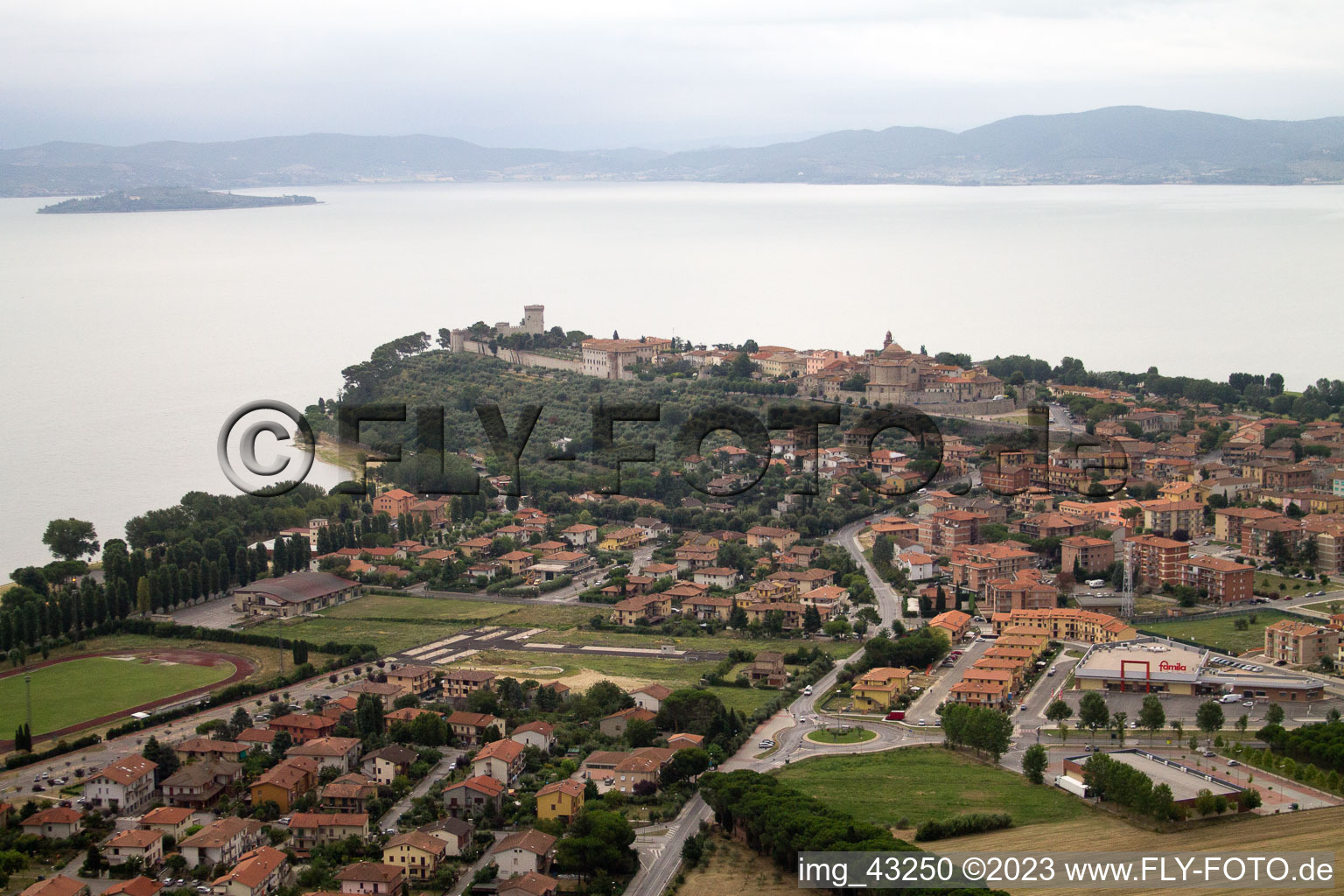 Luftbild von Castiglione del Lago im Bundesland Umbria, Italien