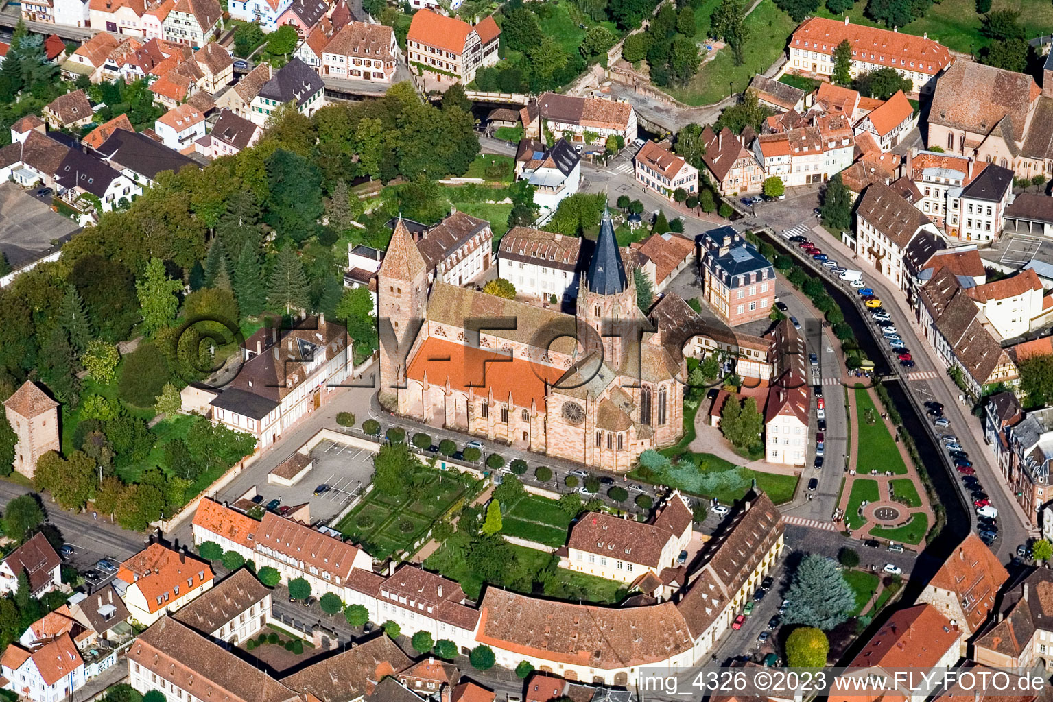 Luftbild von Wissembourg, Kathedrale im Bundesland Bas-Rhin, Frankreich