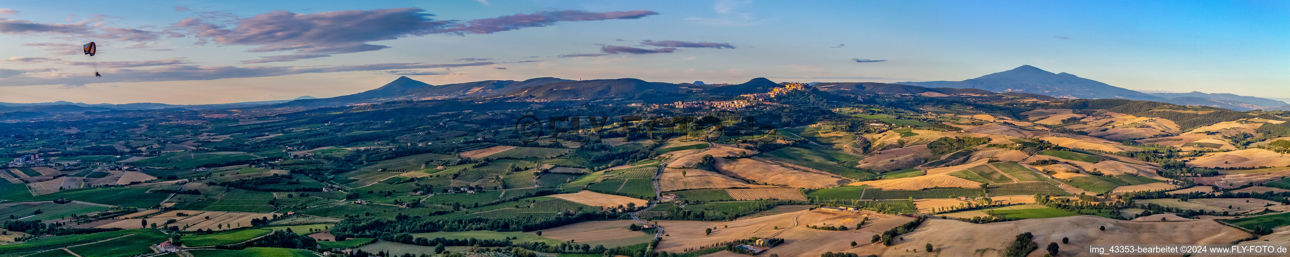 Panorama - Perspektive mit Gleitschirm der Gipfel in der Felsen- und Berglandschaft in Montepulciano in Toskana im Bundesland Toscana, Italien