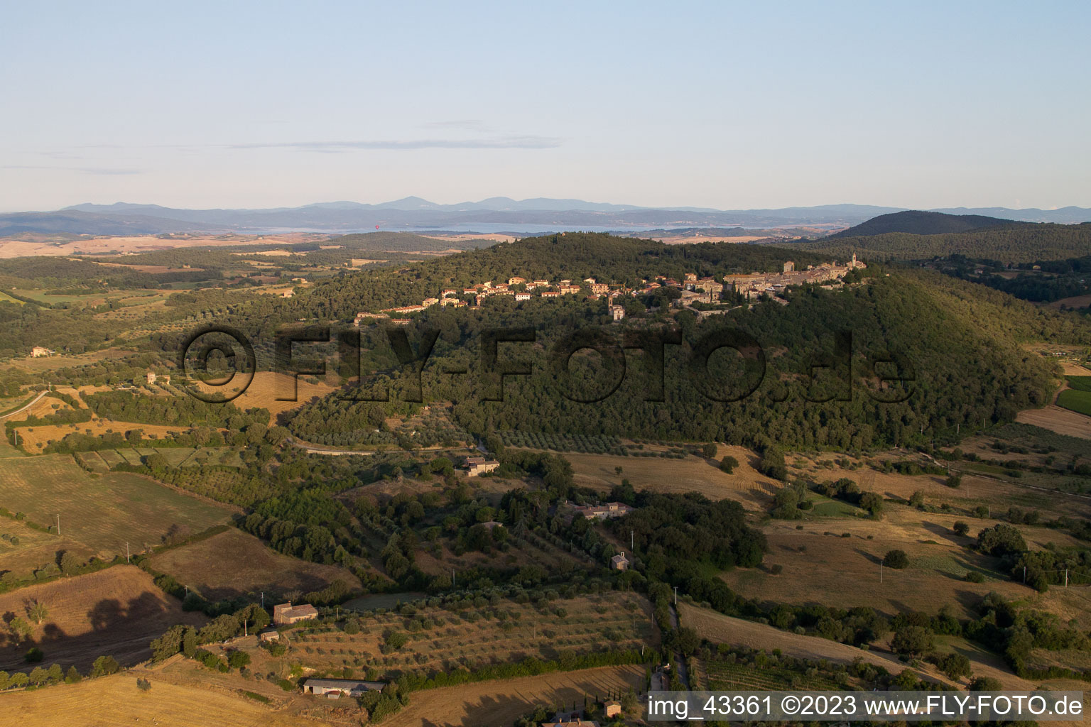Luftaufnahme von Montefollonico im Bundesland Toscana, Italien