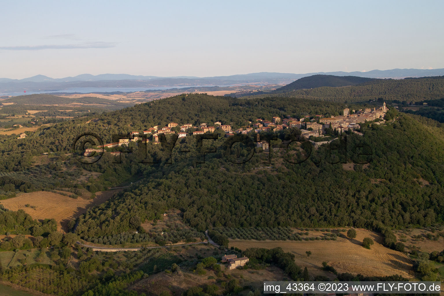 Montefollonico im Bundesland Toscana, Italien von oben