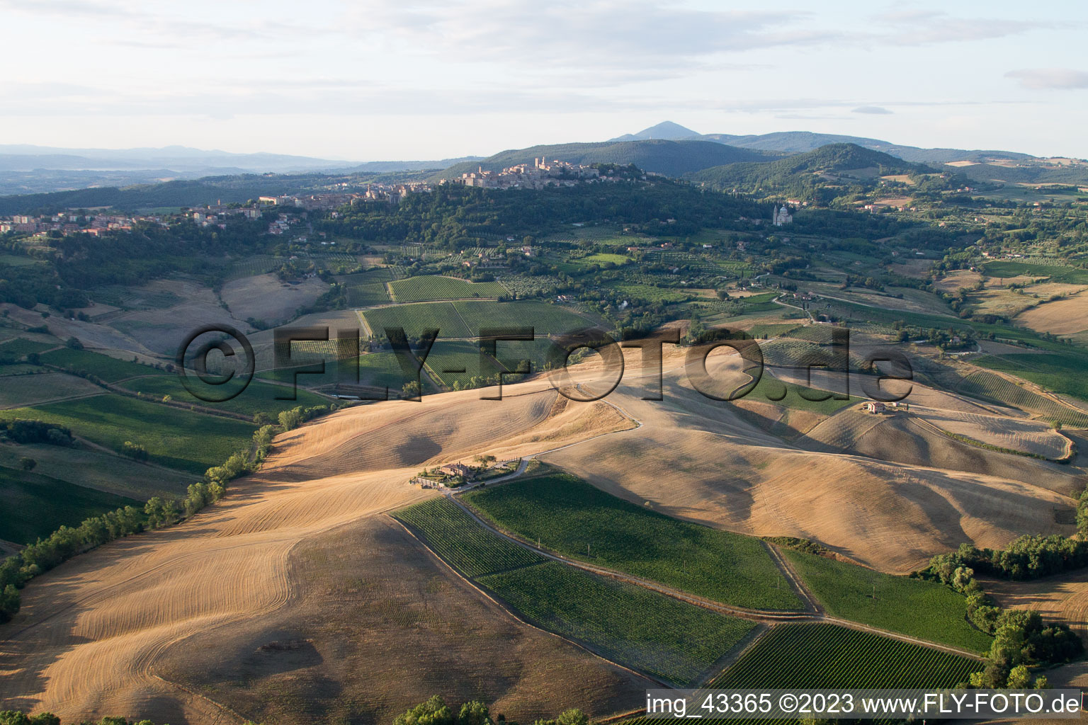 Montefollonico im Bundesland Toscana, Italien aus der Luft