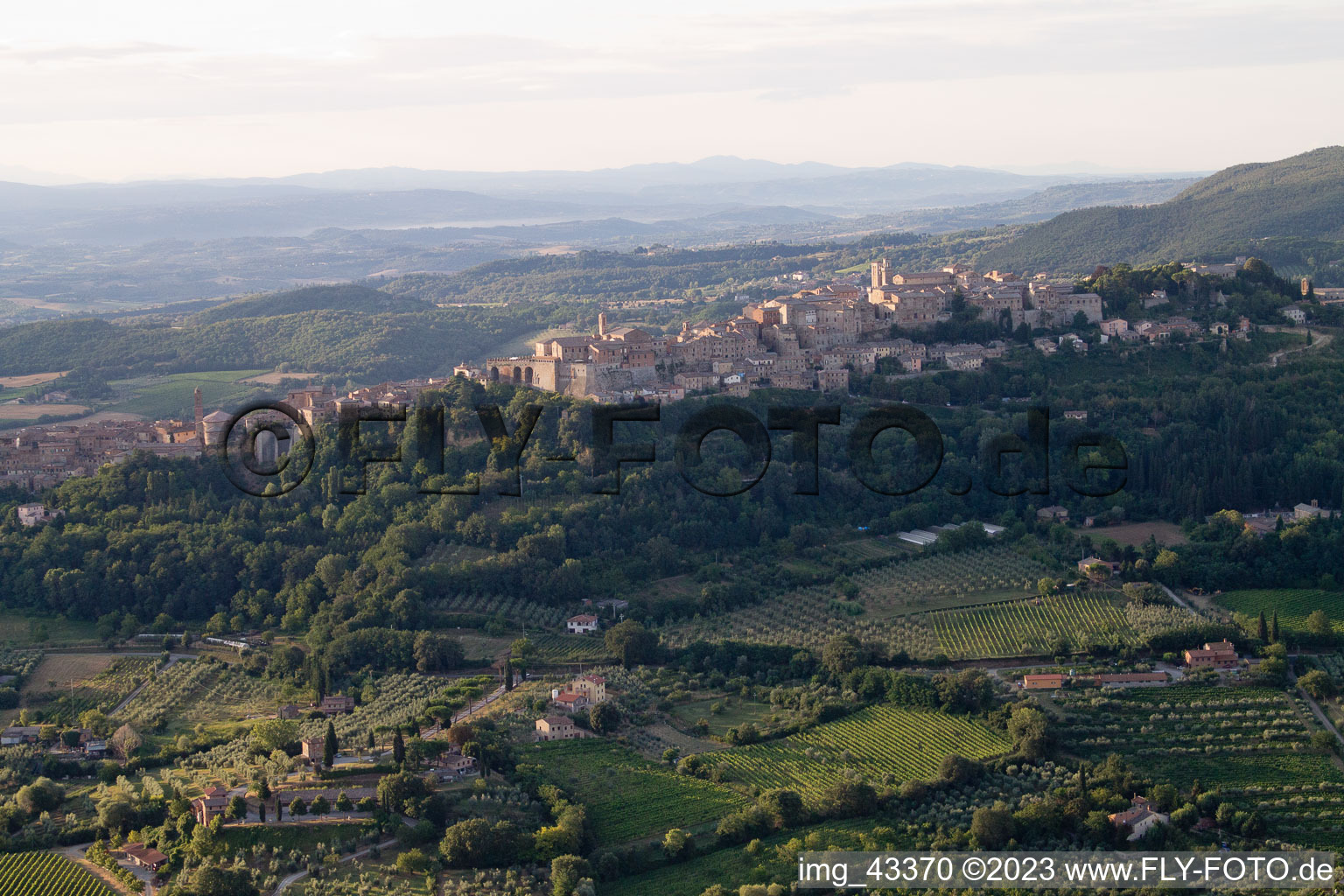 Schrägluftbild von Montepulciano im Bundesland Toscana, Italien