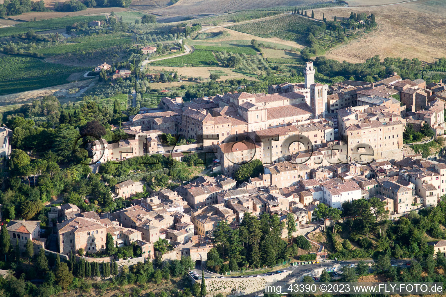 Montepulciano im Bundesland Toscana, Italien von oben gesehen
