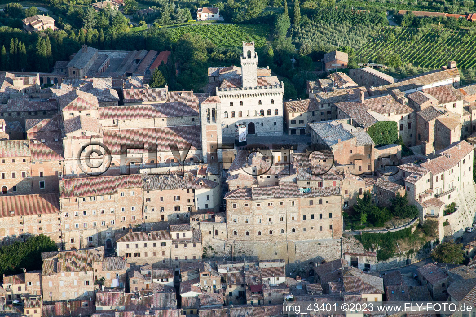 Montepulciano im Bundesland Toscana, Italien aus der Luft betrachtet