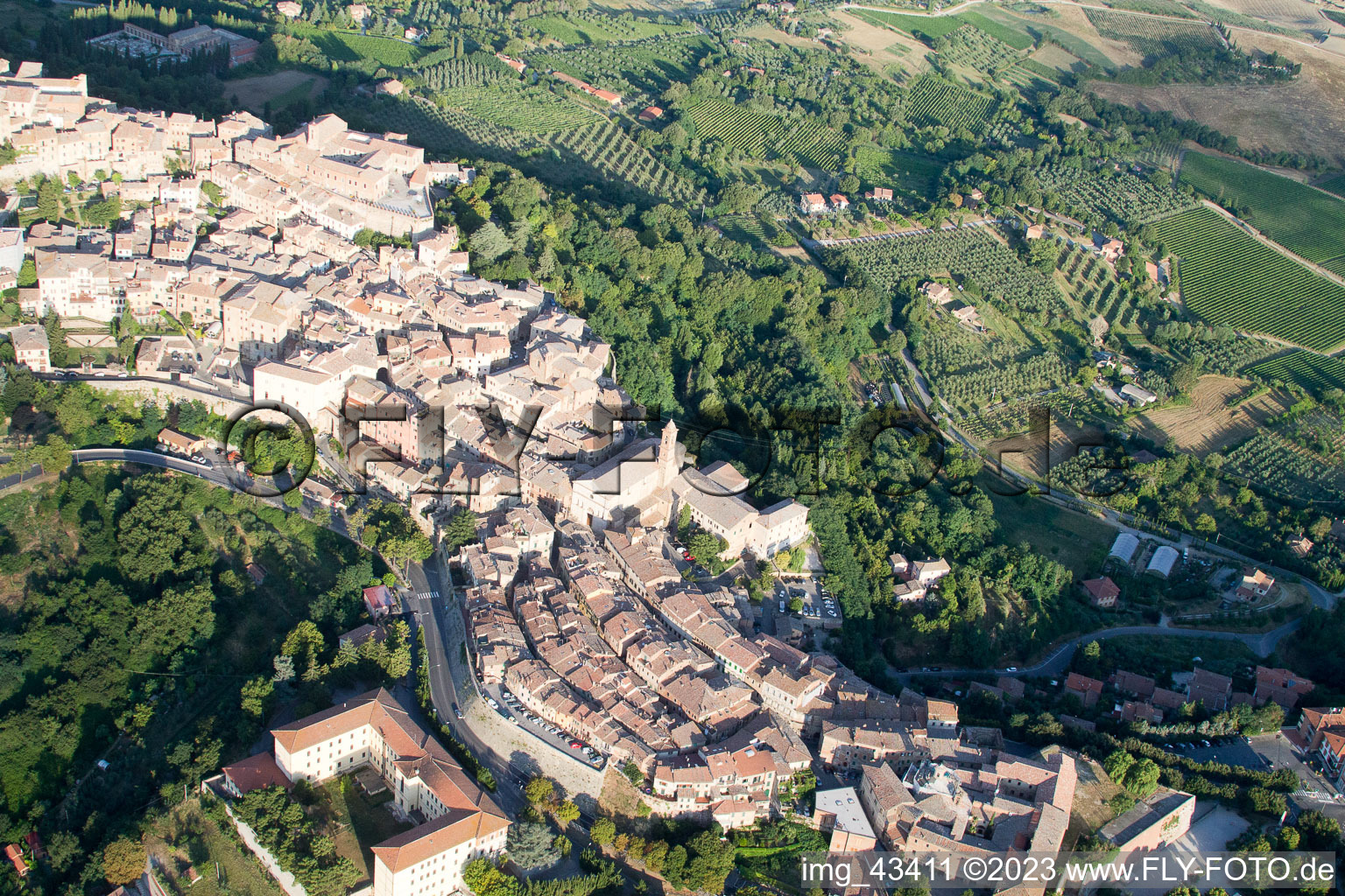 Drohnenbild von Montepulciano im Bundesland Toscana, Italien