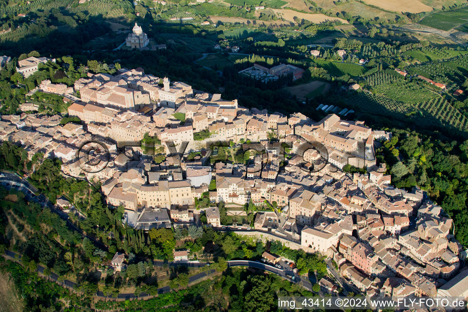 Ortsansicht der Straßen und Häuser der Wohngebiete in Montepulciano in Toscana, Italien