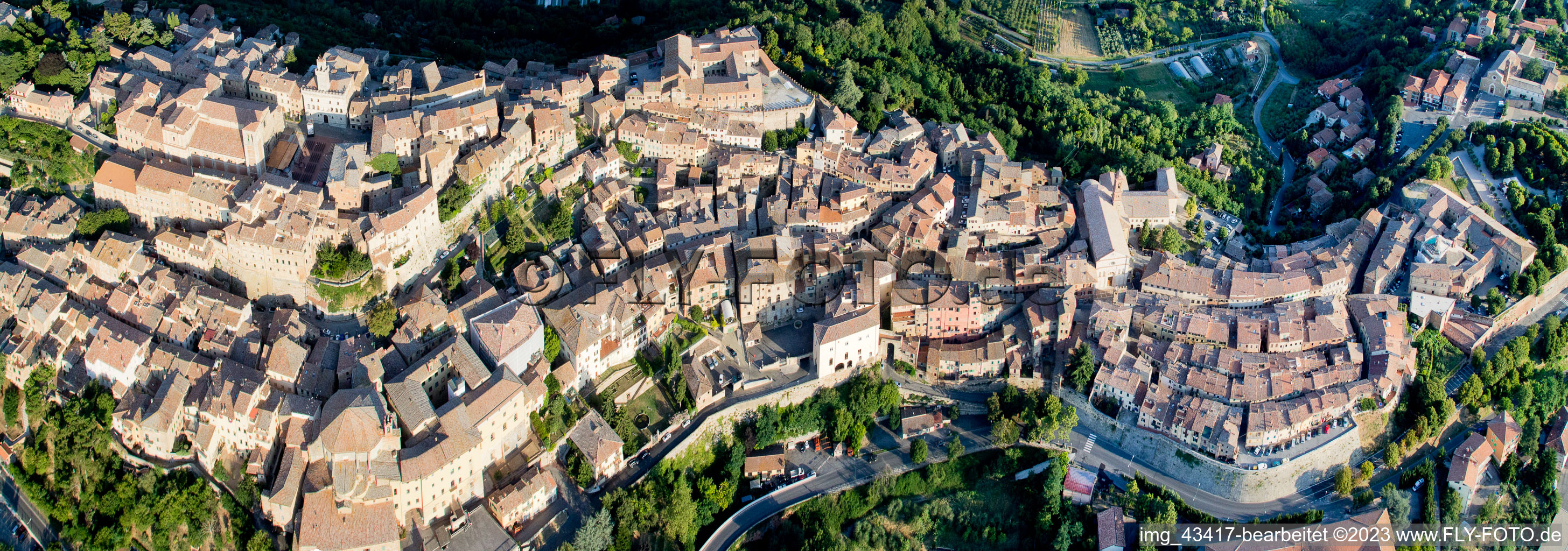 Montepulciano im Bundesland Toscana, Italien aus der Drohnenperspektive