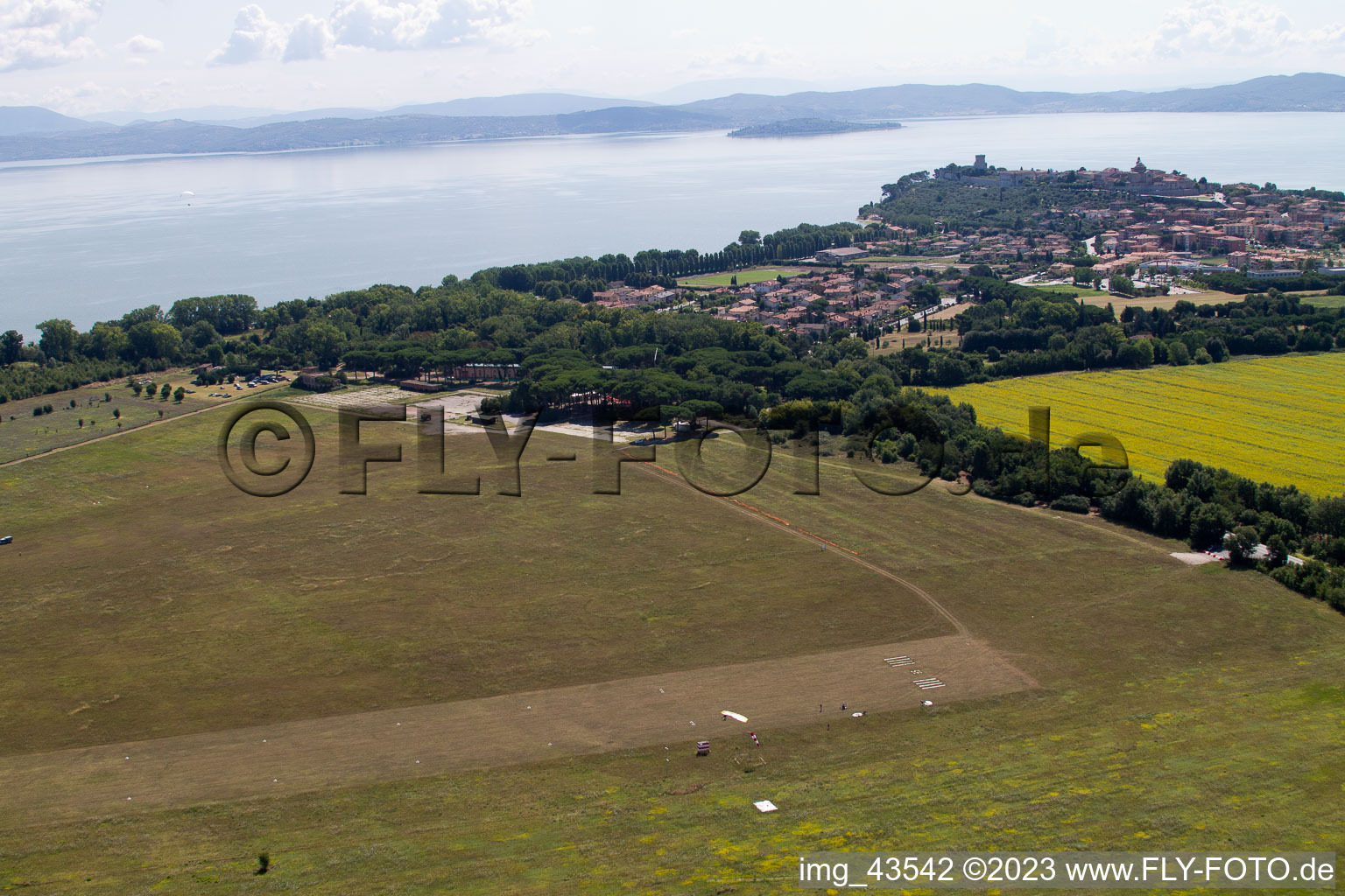 Castiglione del lago im Bundesland Umbria, Italien vom Flugzeug aus