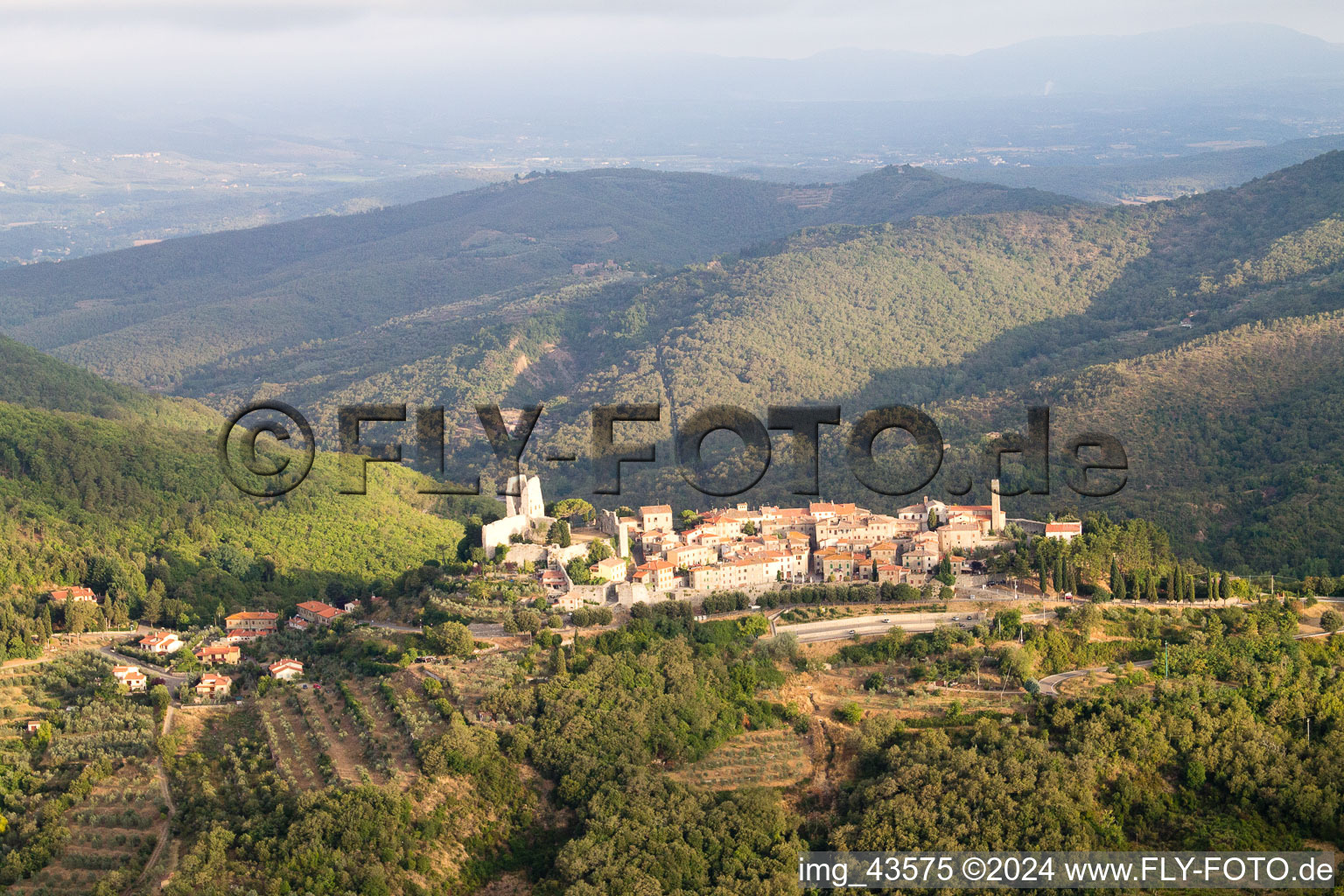 Schrägluftbild von Civitella in Val di Chiana im Bundesland Arezzo, Italien