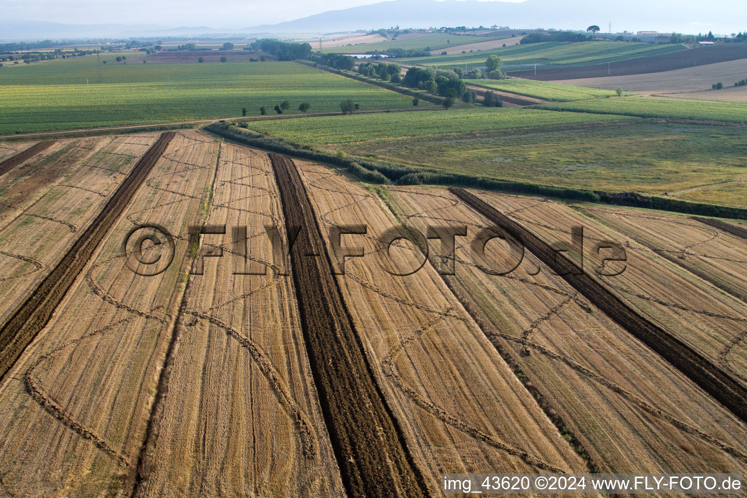 Luftbild von Abgeerntete Kornfeld-Strukturen Landschaft auf einem Getreidefeld in Anatraia in Toscana, Italien