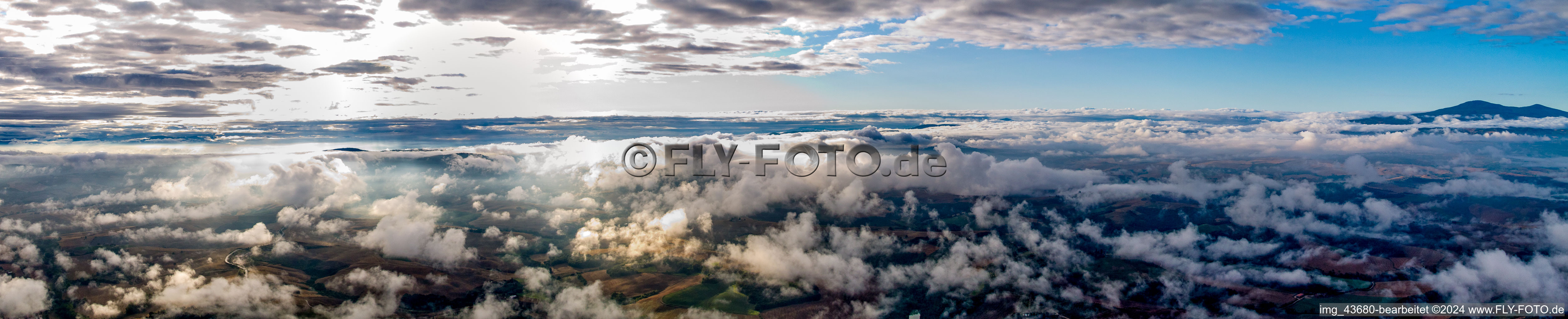 Panorama - Perspektive mit Wolken der Gipfel in der Felsen- und Berglandschaft in Montepulciano in Toskana im Bundesland Toscana, Italien