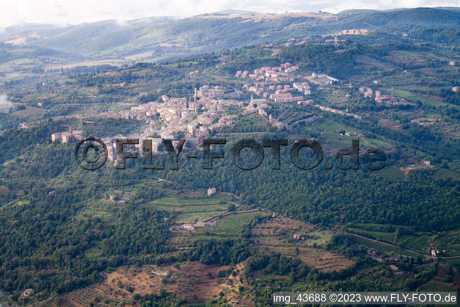 Luftbild von Montalcino im Bundesland Toscana, Italien
