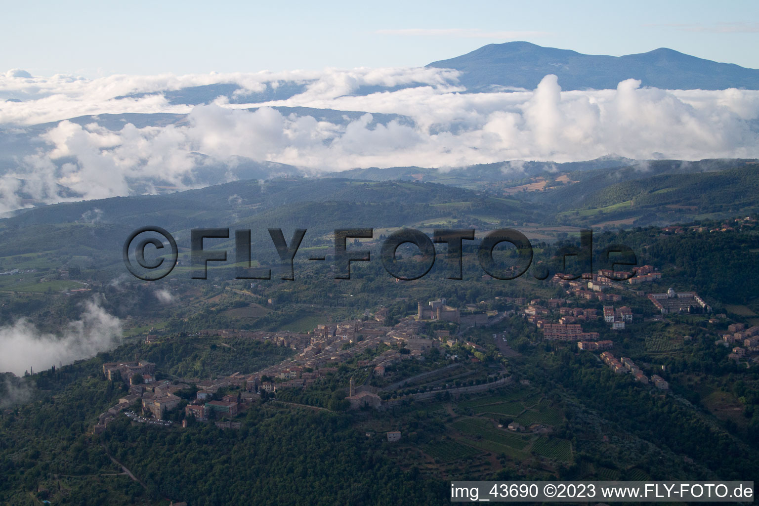 Luftaufnahme von Montalcino im Bundesland Toscana, Italien