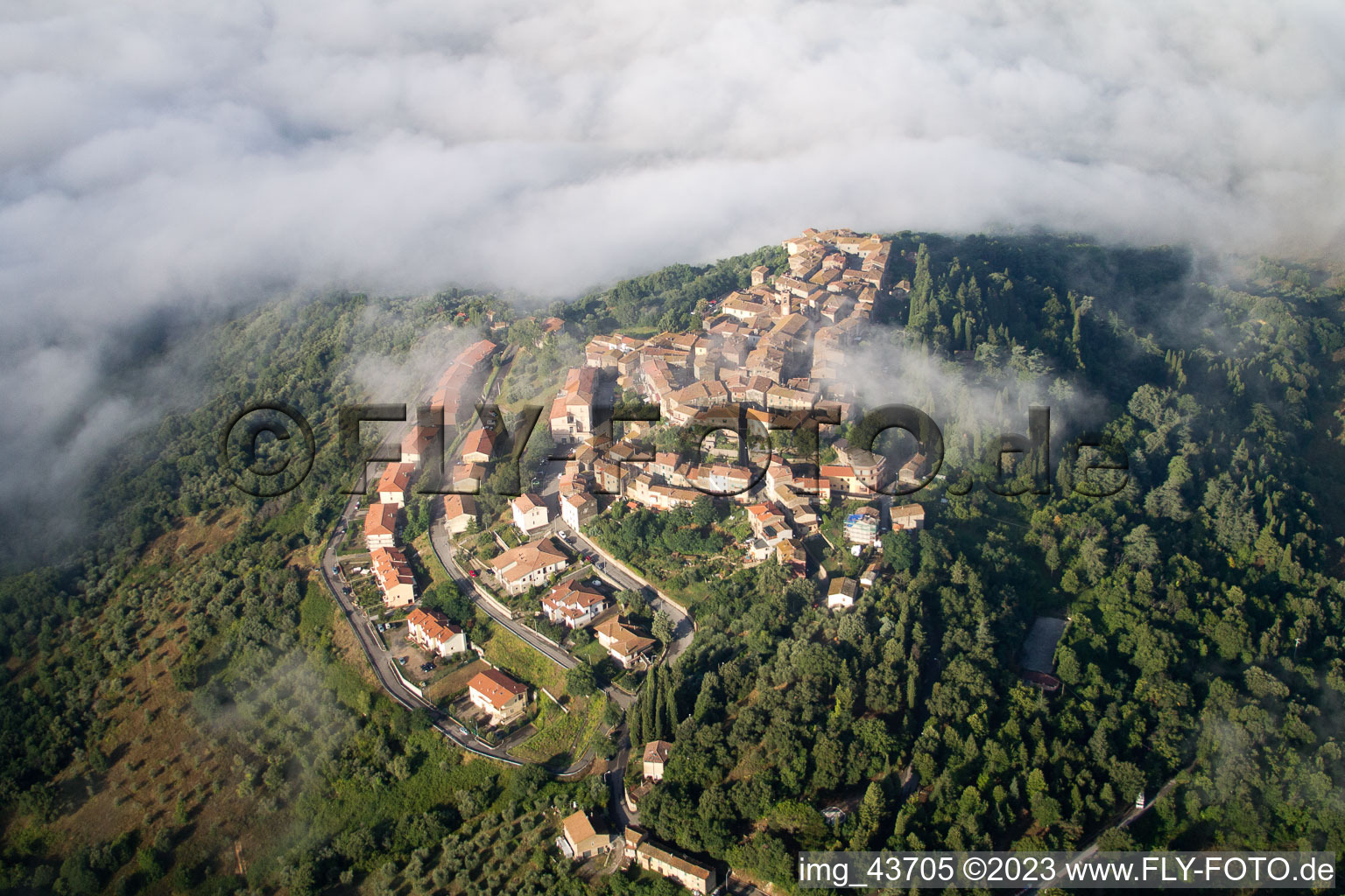 Schrägluftbild von Civitella Marittima im Bundesland Toscana, Italien