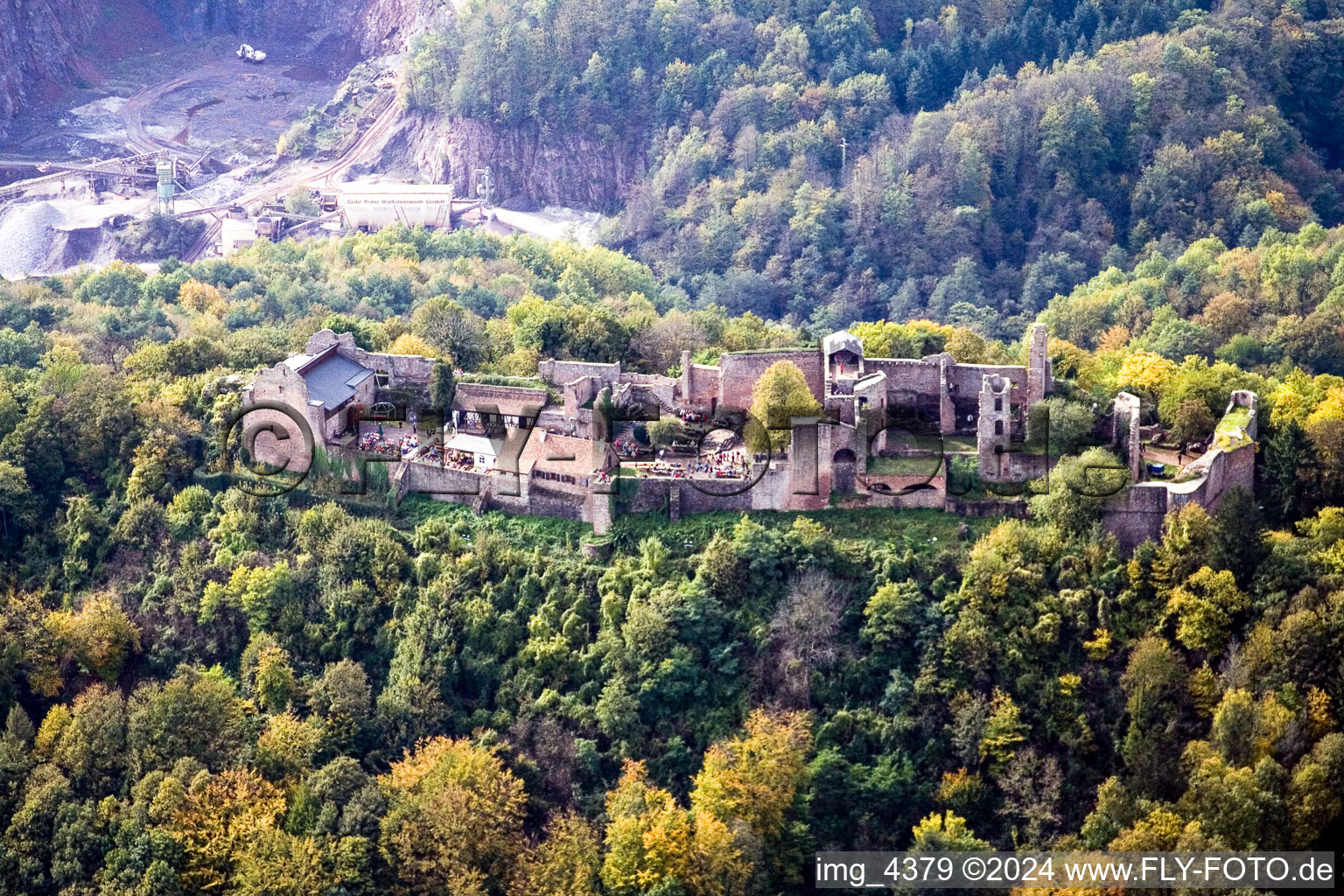 Ruine und Mauerreste der ehemaligen Burganlage Burgruine Madenburg in Eschbach im Bundesland Rheinland-Pfalz, Deutschland von oben