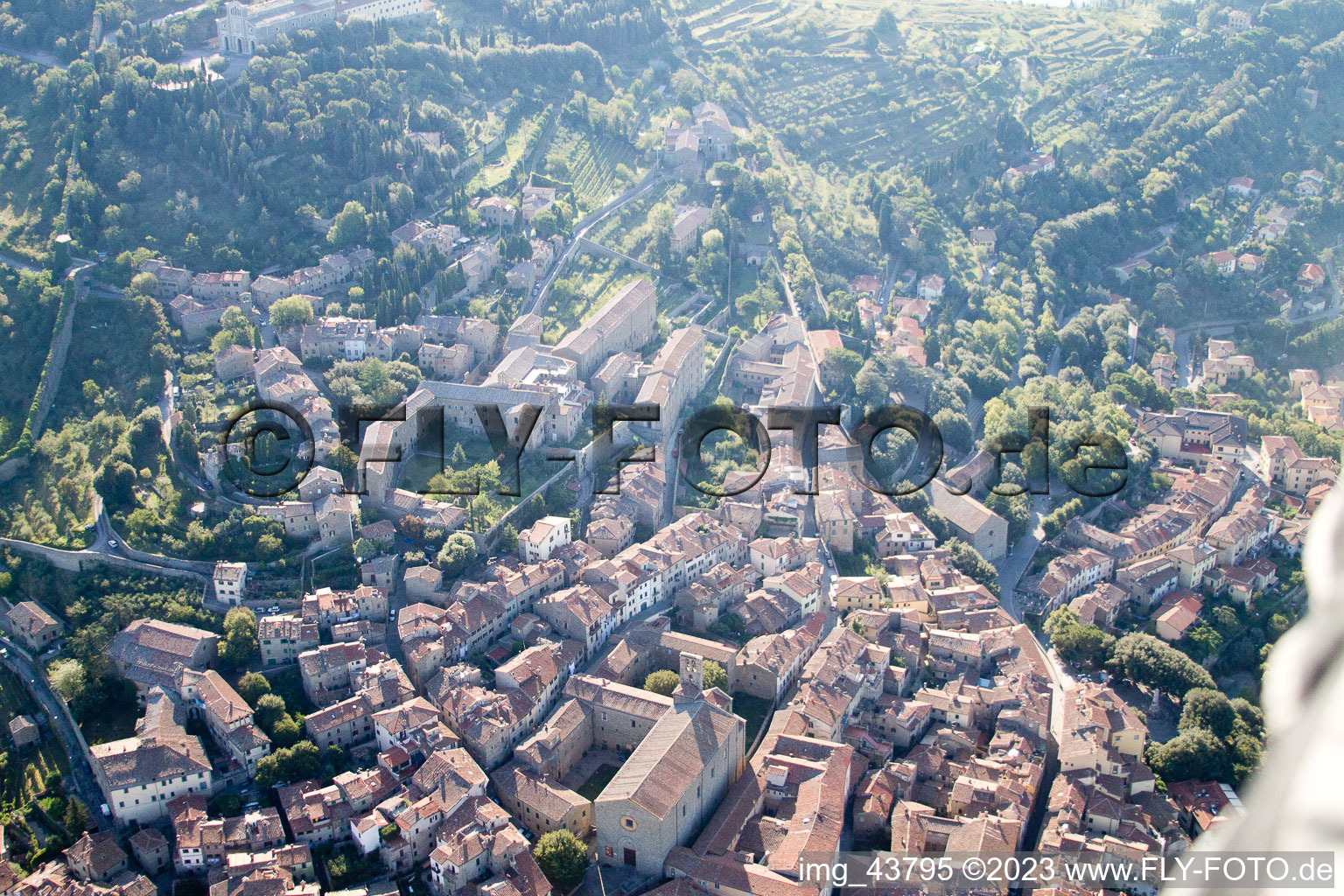 Cortona im Bundesland Toscana, Italien von oben gesehen