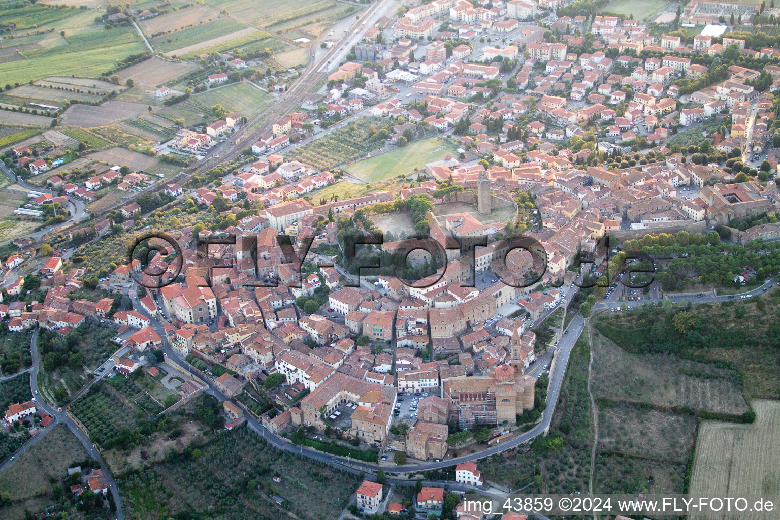 Schrägluftbild von Castiglion Fiorentino im Bundesland Toscana, Italien