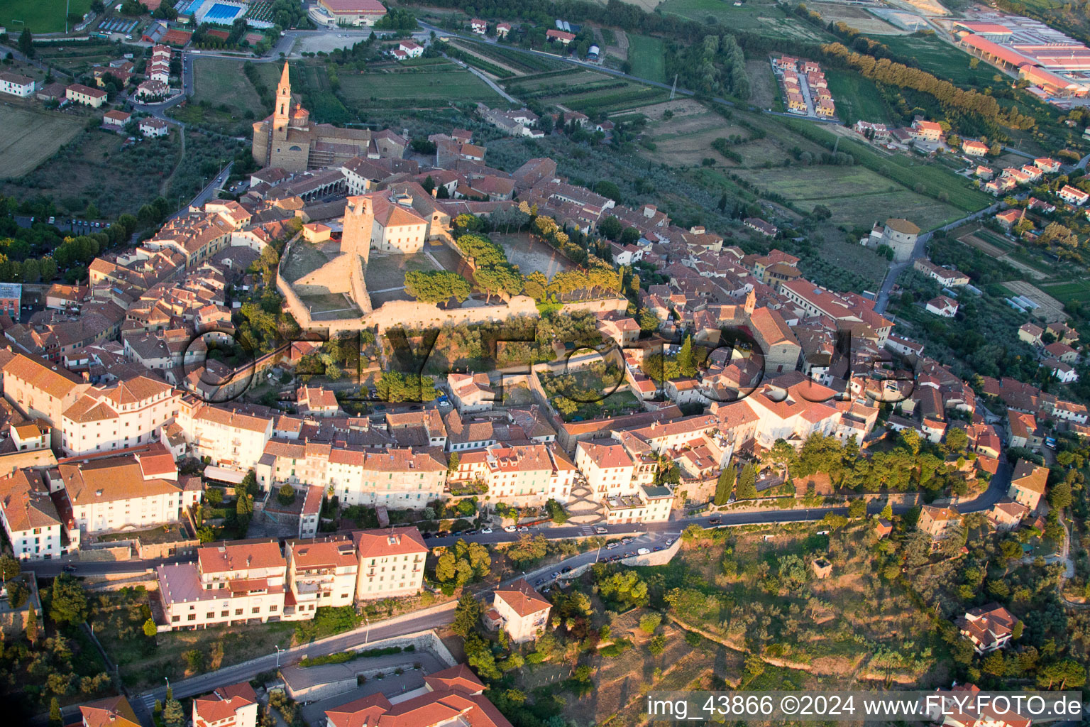 Castiglion Fiorentino im Bundesland Arezzo, Italien aus der Luft betrachtet