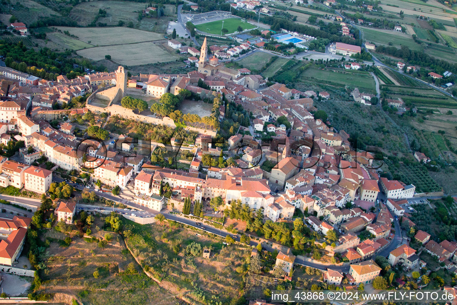 Drohnenaufname von Castiglion Fiorentino im Bundesland Arezzo, Italien