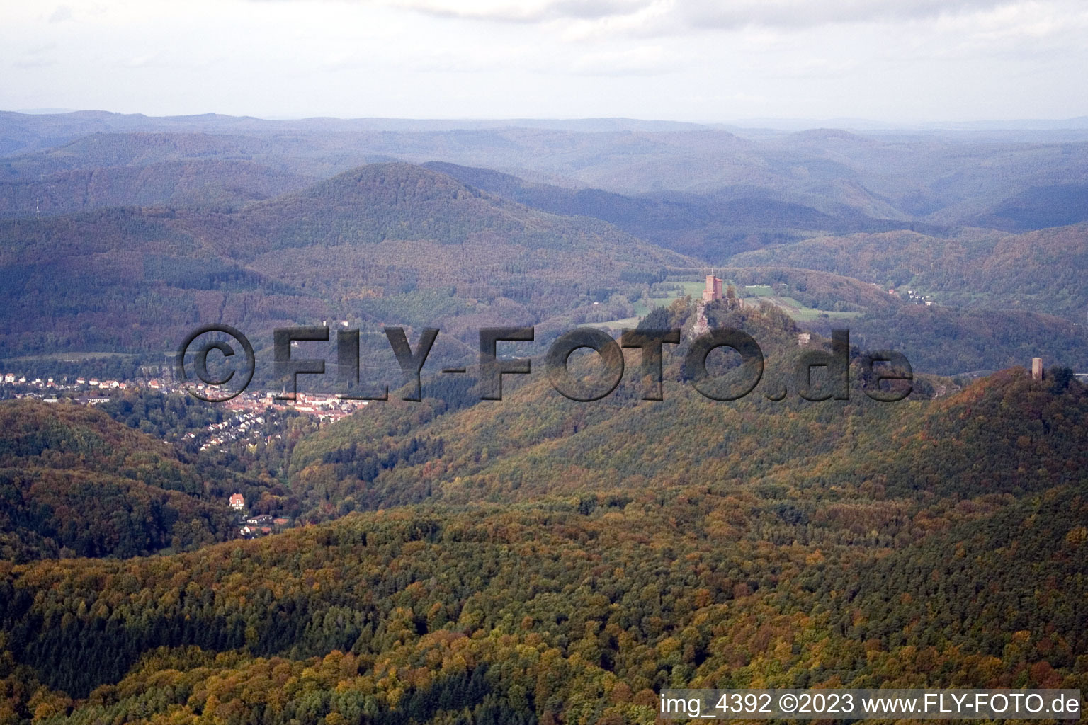 Burg Trifels im Ortsteil Bindersbach in Annweiler am Trifels im Bundesland Rheinland-Pfalz, Deutschland aus der Luft betrachtet