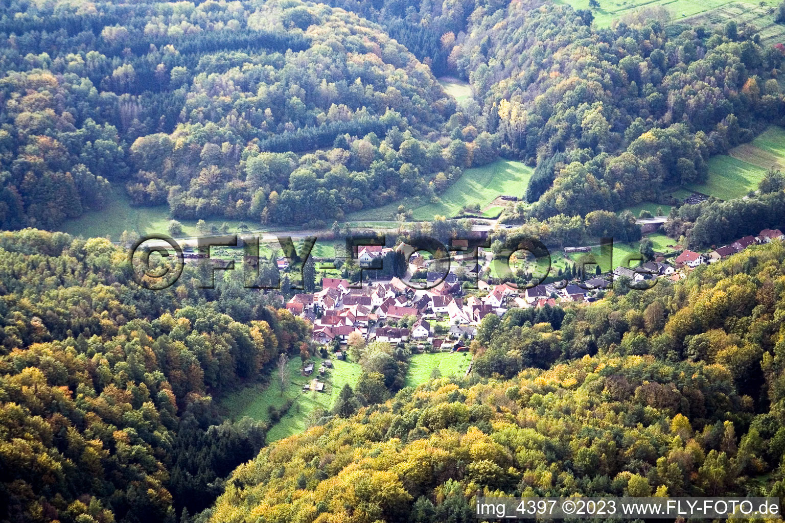 Drohnenaufname von Münchweiler am Klingbach im Bundesland Rheinland-Pfalz, Deutschland