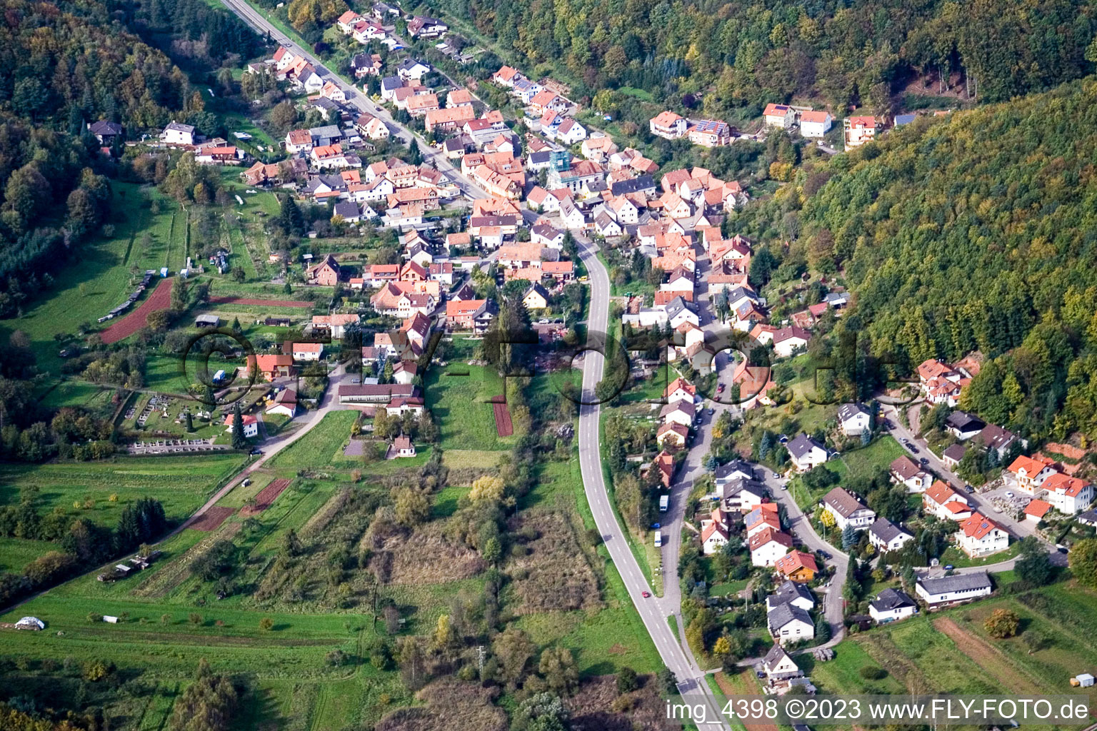 Waldrohrbach im Bundesland Rheinland-Pfalz, Deutschland von einer Drohne aus