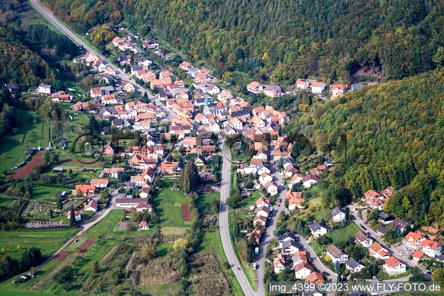 Waldrohrbach im Bundesland Rheinland-Pfalz, Deutschland von der Drohne aus gesehen