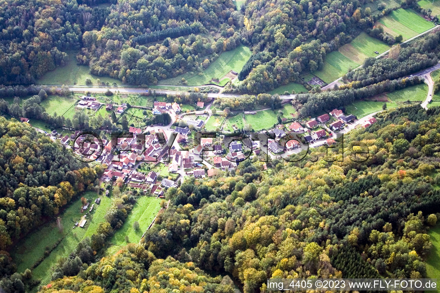 Drohnenbild von Münchweiler am Klingbach im Bundesland Rheinland-Pfalz, Deutschland