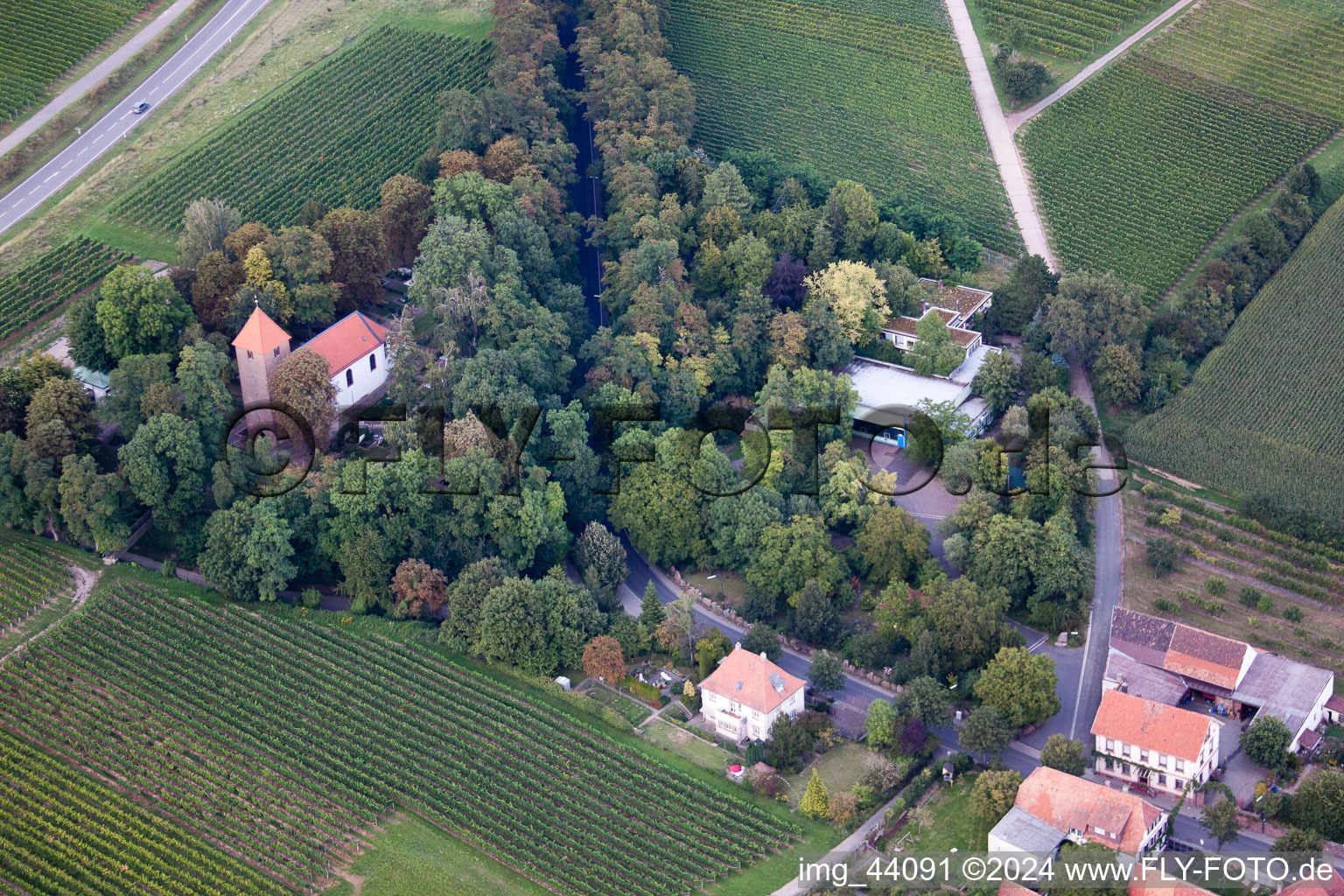 Luftbild von Kirchengebäude der Kapelle im Ortsteil Wollmesheim in Landau in der Pfalz im Bundesland Rheinland-Pfalz, Deutschland