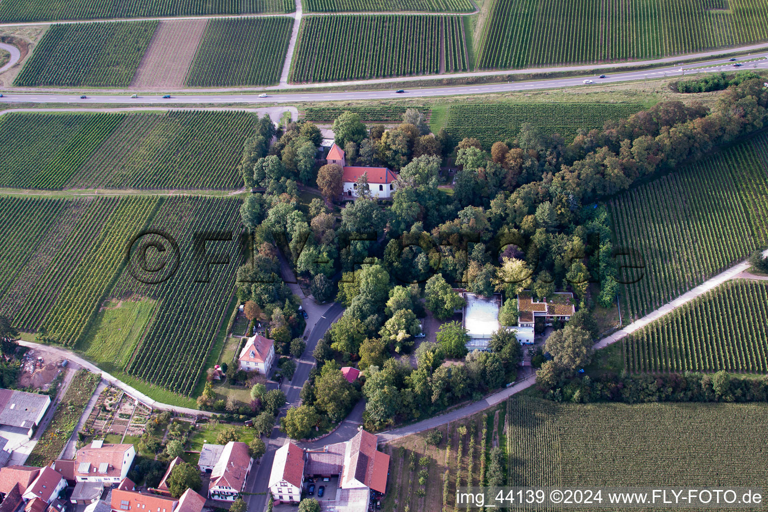 Luftaufnahme von Kirchengebäude der Kapelle im Ortsteil Wollmesheim in Landau in der Pfalz im Bundesland Rheinland-Pfalz, Deutschland