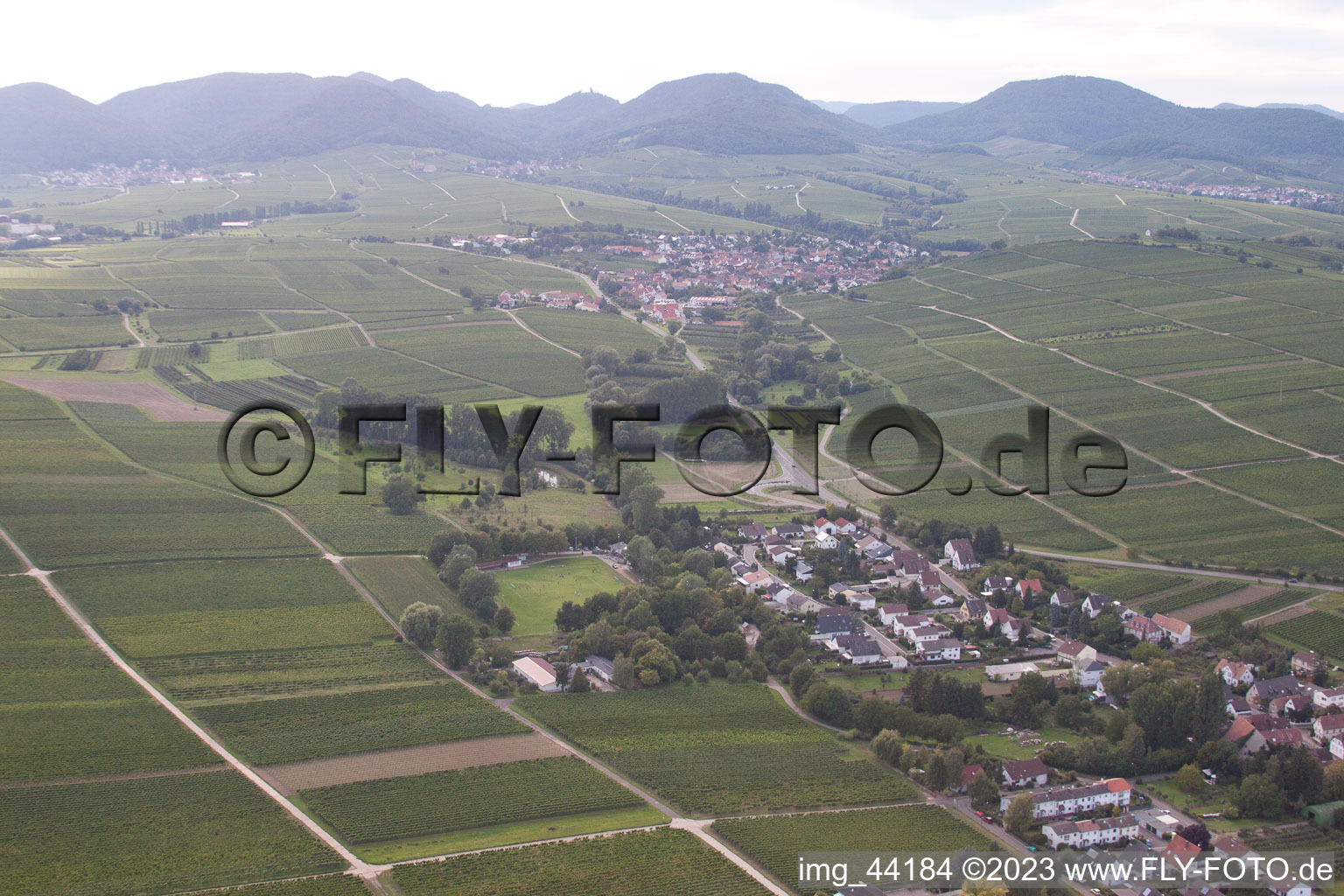 Ortsteil Wollmesheim in Landau in der Pfalz im Bundesland Rheinland-Pfalz, Deutschland von einer Drohne aus