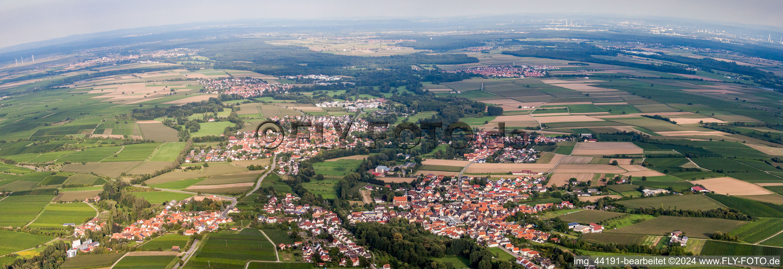 Panorama Perspektive Dorf - Ansicht am Rande von landwirtschaftlichen Feldern und Nutzflächen in Billigheim-Ingenheim im Bundesland Rheinland-Pfalz, Deutschland