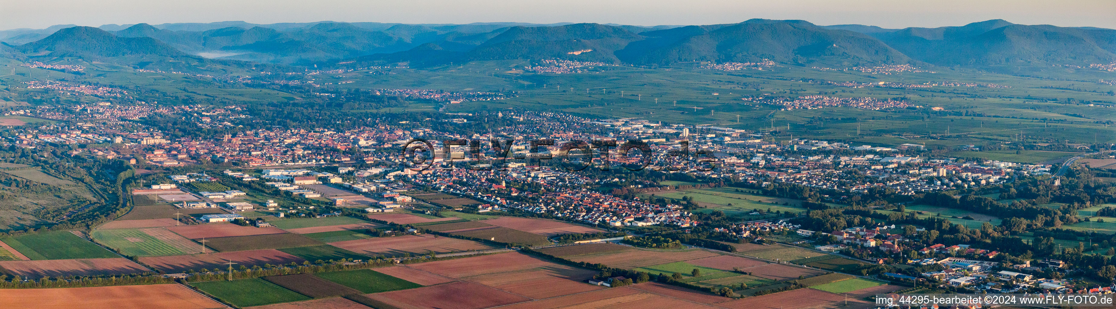 Luftbild von Panorama Perspektive Stadtgebiet mit Außenbezirken und Innenstadtbereich in Landau in der Pfalz im Ortsteil Queichheim im Bundesland Rheinland-Pfalz, Deutschland