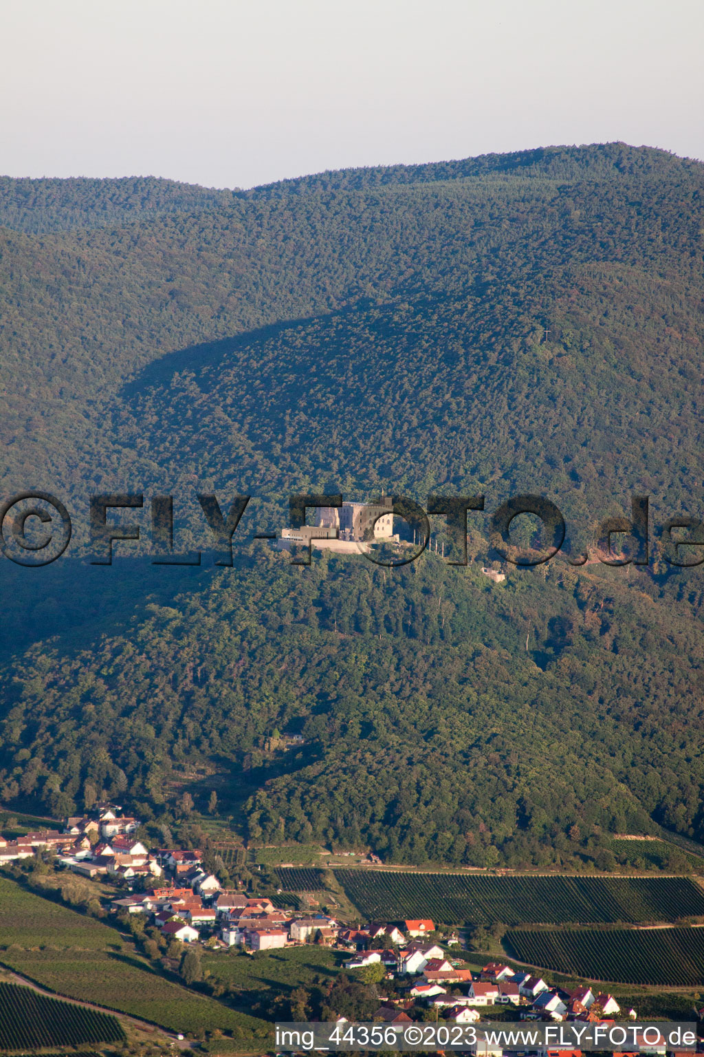 Hambacher Schloss im Ortsteil Hambach an der Weinstraße in Neustadt an der Weinstraße im Bundesland Rheinland-Pfalz, Deutschland von oben