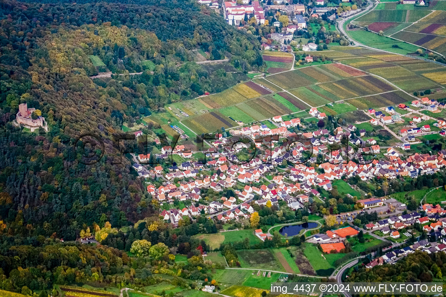 Schrägluftbild von Ruine Landeck in Klingenmünster im Bundesland Rheinland-Pfalz, Deutschland