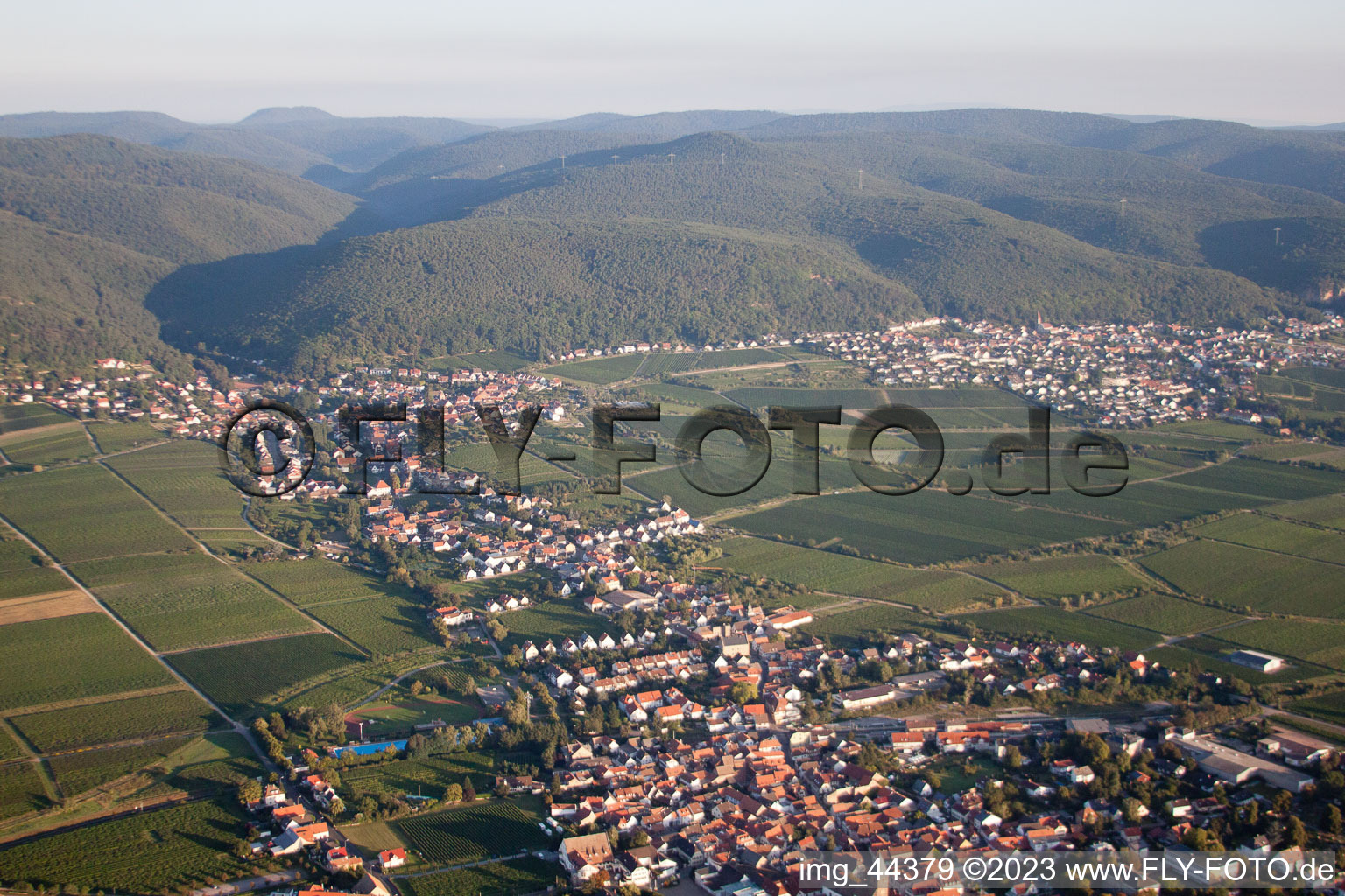 Drohnenbild von Ortsteil Mußbach in Neustadt an der Weinstraße im Bundesland Rheinland-Pfalz, Deutschland