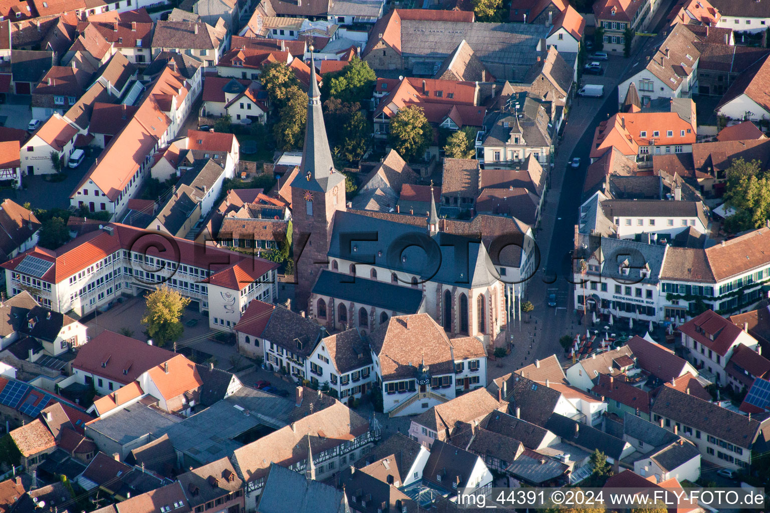 Schrägluftbild von Altstadtbereich und Innenstadtzentrum in Deidesheim im Bundesland Rheinland-Pfalz, Deutschland
