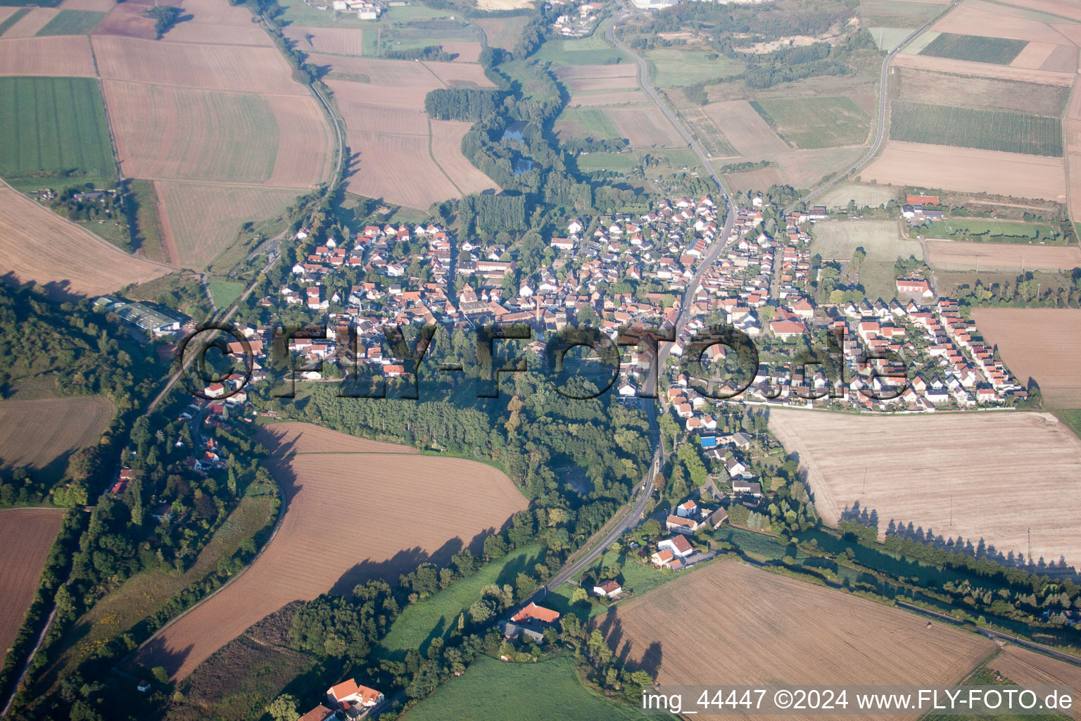 Luftbild von Dorf - Ansicht am Rande von landwirtschaftlichen Feldern und Nutzflächen in Ebertsheim im Bundesland Rheinland-Pfalz, Deutschland