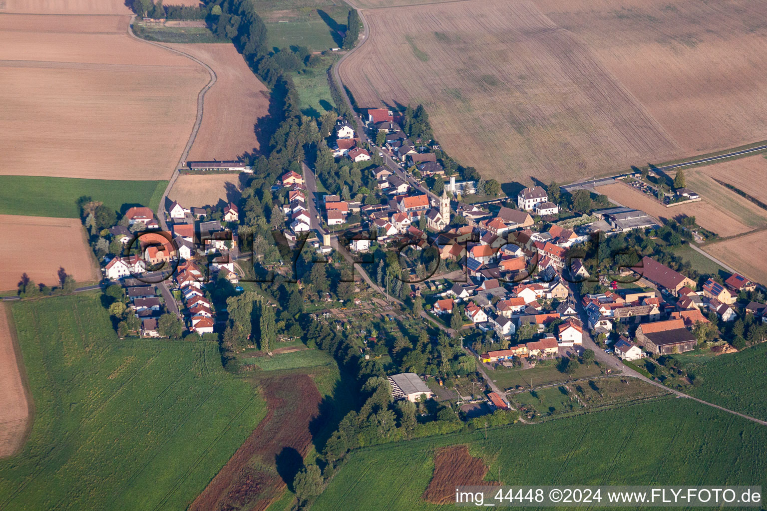 Dorf - Ansicht am Rande von landwirtschaftlichen Feldern und Nutzflächen in Mertesheim im Bundesland Rheinland-Pfalz, Deutschland