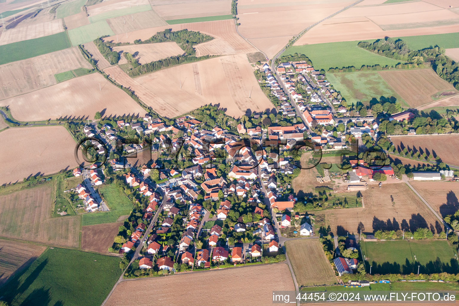 Luftaufnahme von Dorf - Ansicht am Rande von landwirtschaftlichen Feldern und Nutzflächen in Lautersheim im Bundesland Rheinland-Pfalz, Deutschland