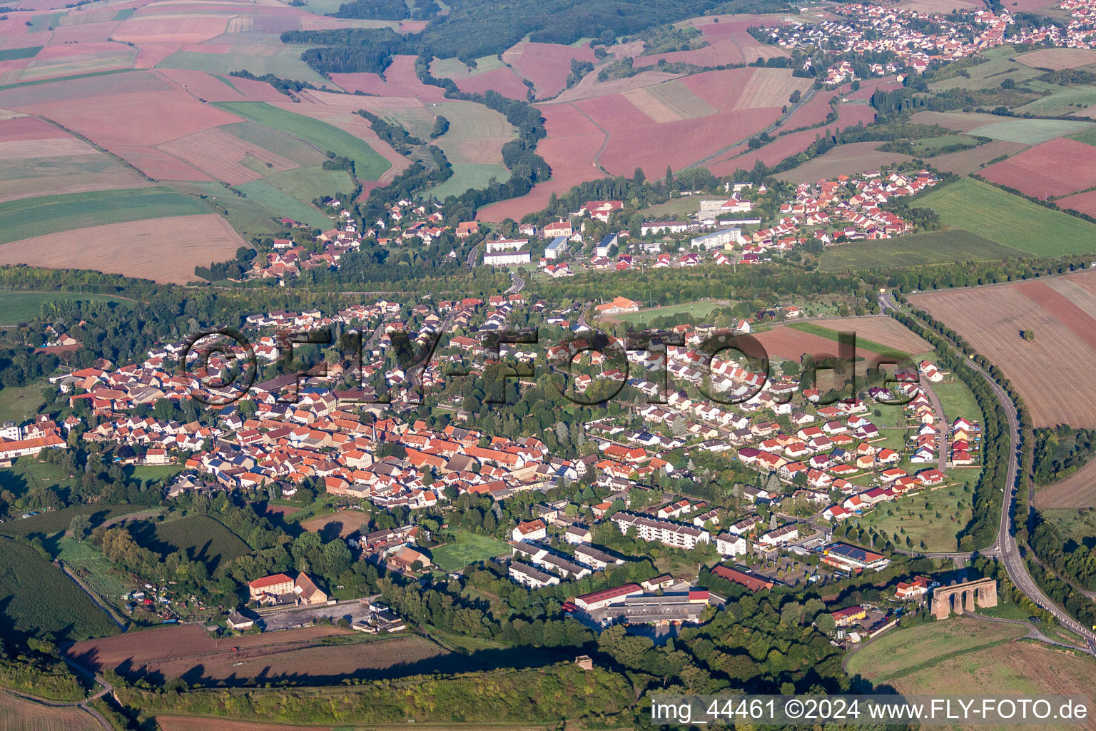 Dorf - Ansicht am Rande von landwirtschaftlichen Feldern und Nutzflächen in Marnheim im Bundesland Rheinland-Pfalz, Deutschland