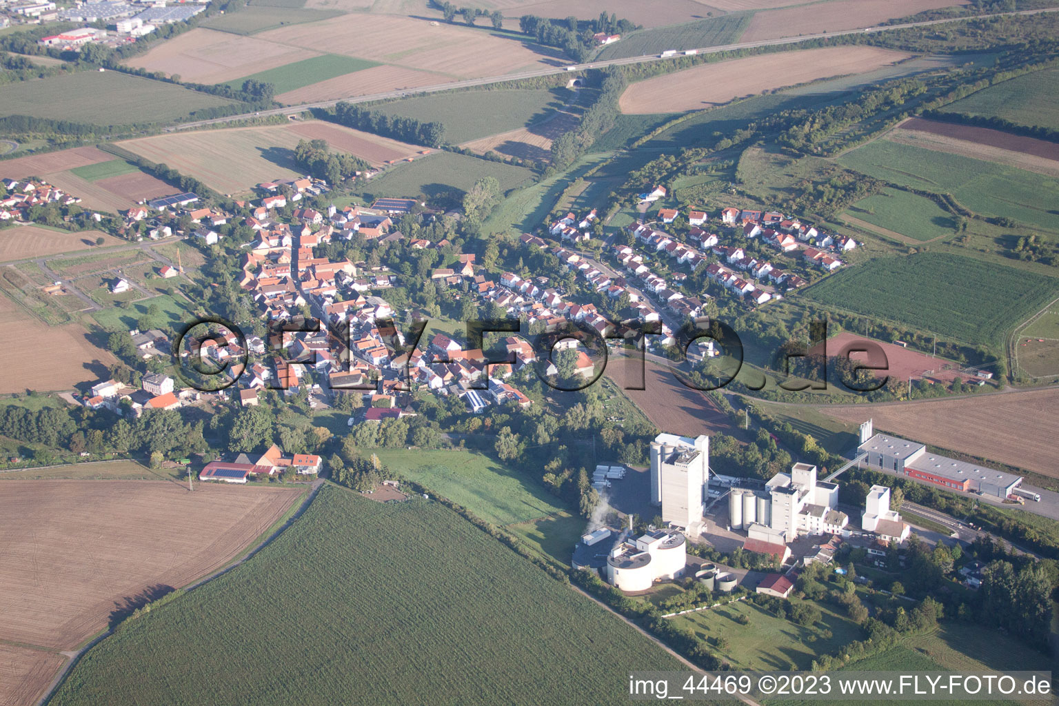 Ortsansicht der Straßen und Häuser der Wohngebiete in Bischheim im Bundesland Rheinland-Pfalz, Deutschland