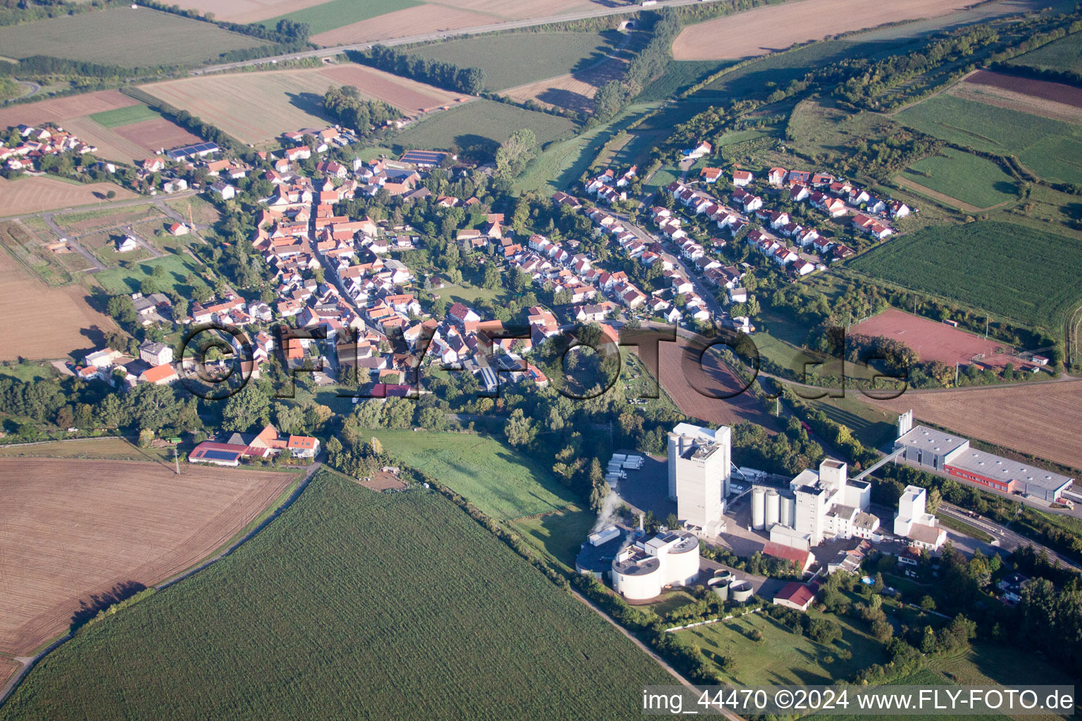 Luftbild von Ortsansicht der Straßen und Häuser der Wohngebiete in Bischheim im Bundesland Rheinland-Pfalz, Deutschland