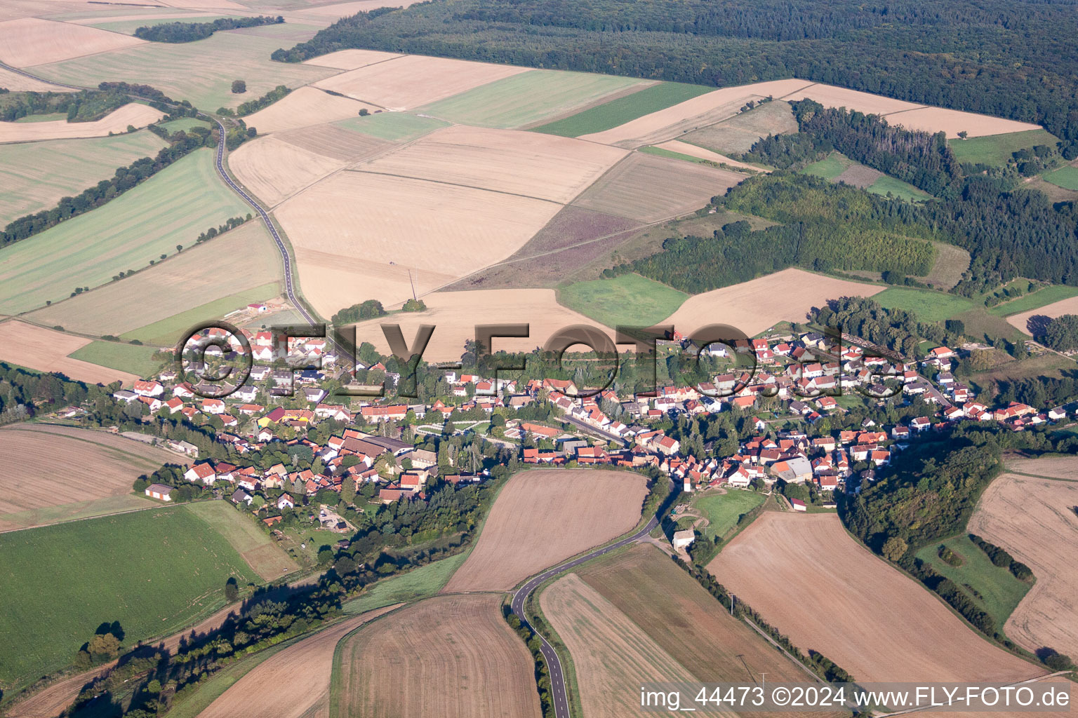 Dorf - Ansicht am Rande von landwirtschaftlichen Feldern und Nutzflächen in Nieder-Wiesen im Bundesland Rheinland-Pfalz, Deutschland