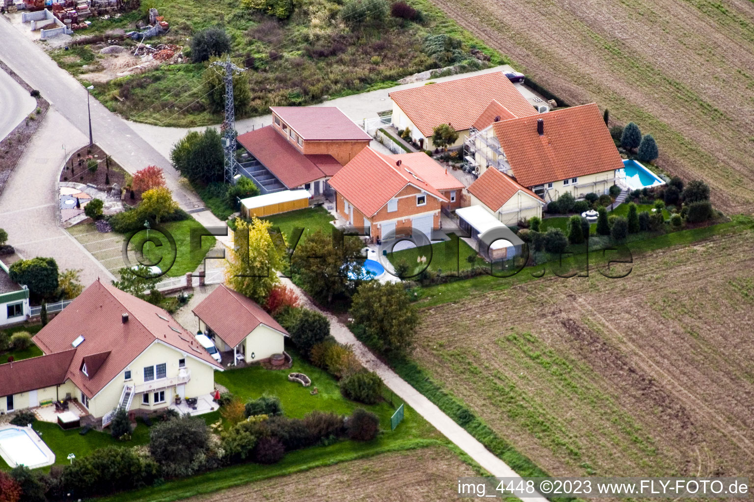 Luftbild von Freckenfeld, Ortseingang von Osten im Bundesland Rheinland-Pfalz, Deutschland