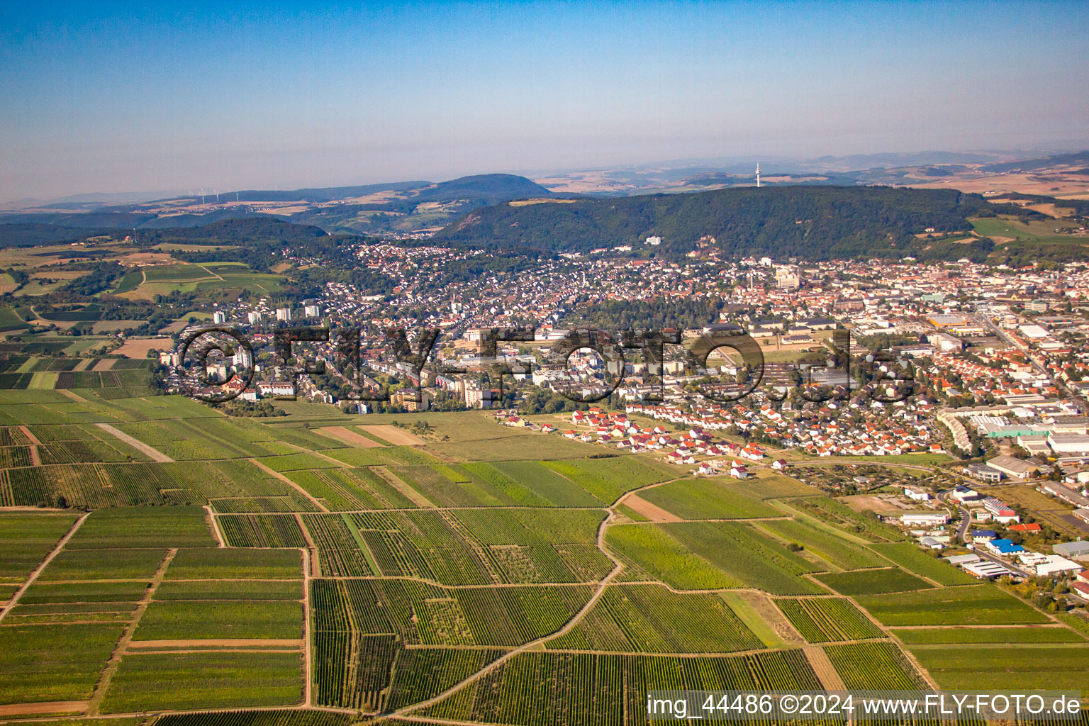 Ortsansicht der Straßen und Häuser der Wohngebiete in Bad Kreuznach im Ortsteil Planig im Bundesland Rheinland-Pfalz, Deutschland